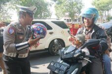 Operasi Patuh Semeru, Satlantas Polres Jombang Bagikan Helm dan Snack