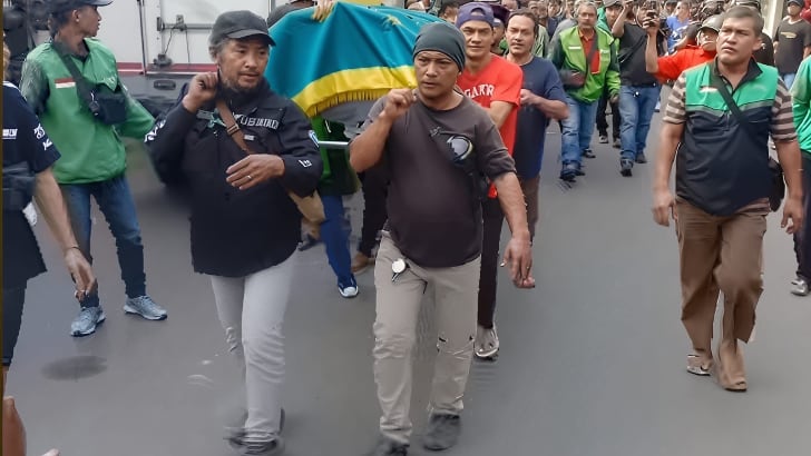 Ratusan Driver Ojol Iringi Pemakaman Sevi Ayu Korban Pembunuhan Keji di Gresik