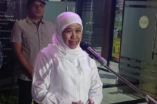 Gubernur Jatim Khofifah Indar Parawansa jelaskan sedikit tentang pertanyaan yang dilontarkan oleh penyidik KPK di Mapolda Jatim, Kamis (10/7/2025) (Foto : Eleanor)
