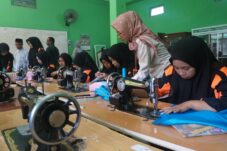 Siswi MAN 8 Jombang berlatih soft skill untuk bekal keterampilan setelah lulus (Istimewa/ Tagarjatim.id)