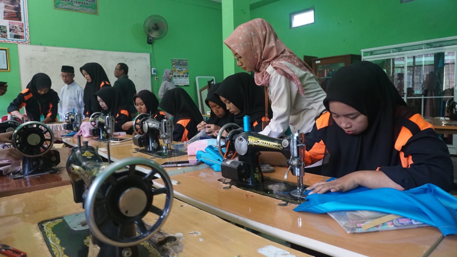 Siswi MAN 8 Jombang berlatih soft skill untuk bekal keterampilan setelah lulus (Istimewa/ Tagarjatim.id)