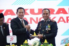 Tasyakuran Hari Bhayangkara, momen aat Bupati Lamongan memberikan ucapan kepada Kapolres. (Foto: Sapari/ tagarjatim.id)