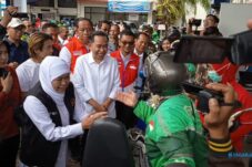 Sidak ke Pasar dan SPBU di Jember, Gubernur Khofifah Soroti Kelangkaan Beras