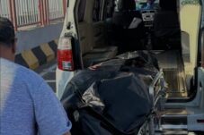 Pesepeda Asal Madura Jadi Korban Tabrak Lari di Jalur Cepat Suramadu, Polisi Kejar Pikap Misterius 9 Petugas mengevakuasi jenazah korban tewas di jembatan Suramadu, Minggu (13/7/2025). (Foto : Istimewa)
