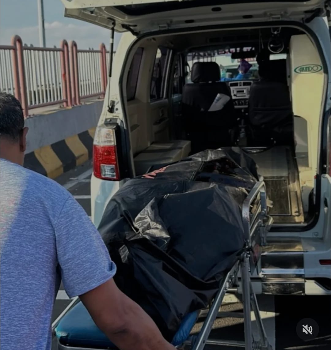 Petugas mengevakuasi jenazah korban tewas di jembatan Suramadu, Minggu (13/7/2025). (Foto : Istimewa)