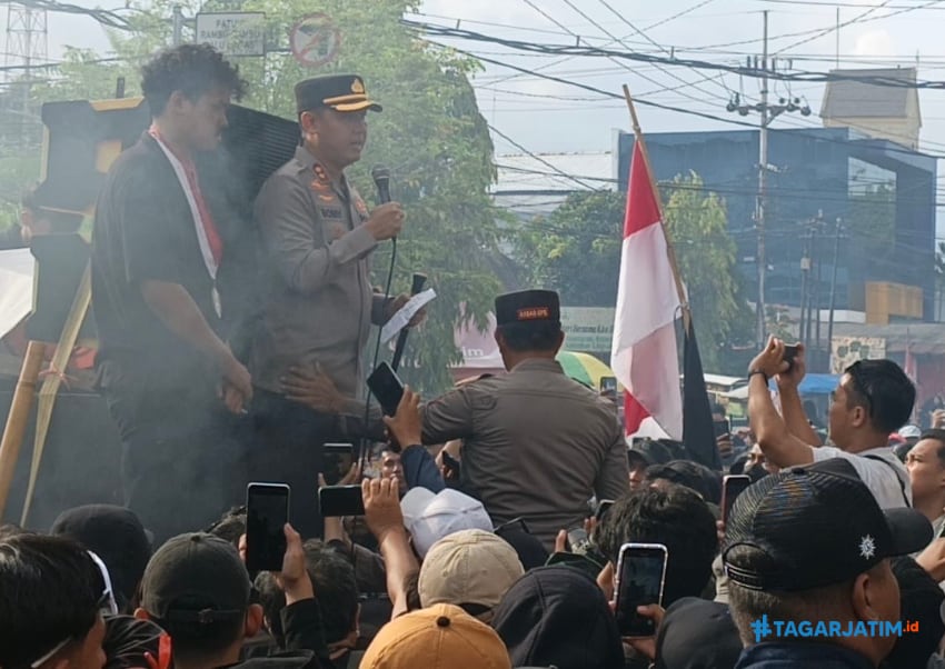 Pengunjuk Rasa di Jember Serukan Kapolri Mundur