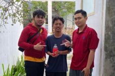 Mahasiswa UMM menunjukkan sirup sehat Kokoluks untuk mengatasi surplus gula (Dok Humas UMM)