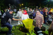 Usai Pesta Rakyat, Khofifah dan Kepala OPD Jatim Bersihkan Venue
