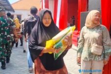Demi Sembako Murah, Nenek 65 Tahun di Gresik Rela Ikut Antre