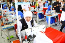 Pemprov Jatim Siap Libas Rekor MURI! Bendera Merah Putih Terpanjang Jahitan Murid & Guru 19 Target Pecahkan Rekor Muri, Bendera Merah Putih Terpanjang Jahitan Murid & Guru Tembus 15,4 Km