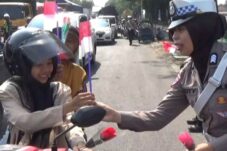 Tumbuhkan Patriotisme, Polisi Jombang Pasang Bendera Merah Putih di Truk dan Bagikan Bunga