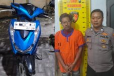 Tersangka bersama barang bukti motor yang diamankan polisi (Muhammad/ Tagarjatim.id)