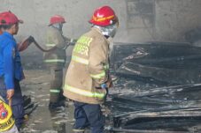 Petugas Damkar Jember bersama warga berjibaku memadamkan api di sebuah gudang mebel yang ada di Kecamatan Balung, Jember pada Jumat (15/8/2025). (Istimewa)