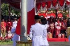 Bendera Merah Putih sempat pada posisi terbalik sebelum dikibarkan. (Ist) Minggu (17/8/2025).