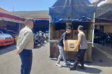 Polisi saat membongkar kontainer berisi ribuan arak Bali siap edar secara ilegal. (Istimewa)