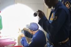 Petugas Damkarmat Jember saat berupaya membuka pintu kamar yang terkunci di Kelurahan Mangli, Kecamatan Kaliwates, pada Selasa (19/08/2025). (Istimewa/