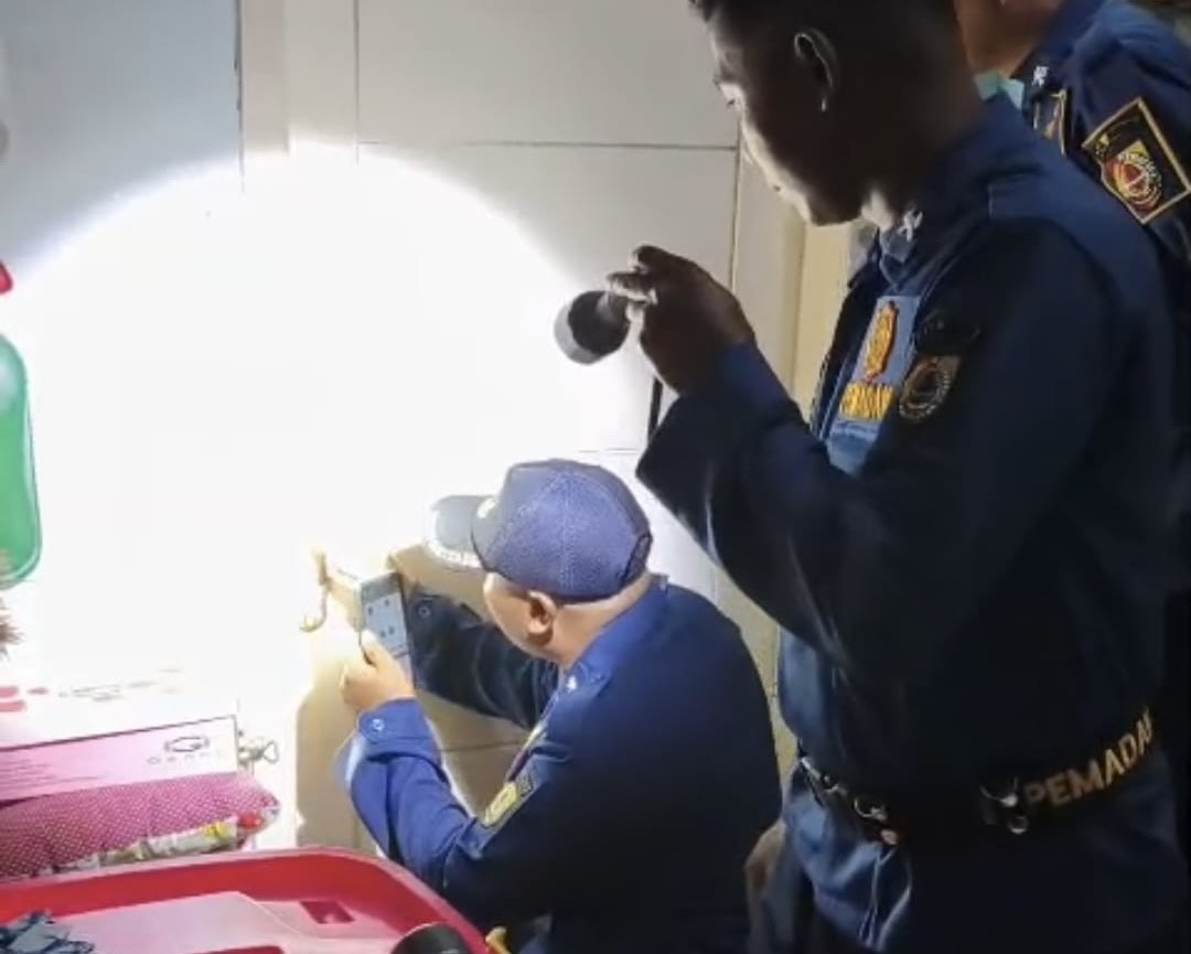 Petugas Damkarmat Jember saat berupaya membuka pintu kamar yang terkunci di Kelurahan Mangli, Kecamatan Kaliwates, pada Selasa (19/08/2025). (Istimewa/