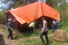 Aparat kepolisian sedang melaksanakan pembongkaran arena judi sabung ayam (17/8/2025) (Istimewa)