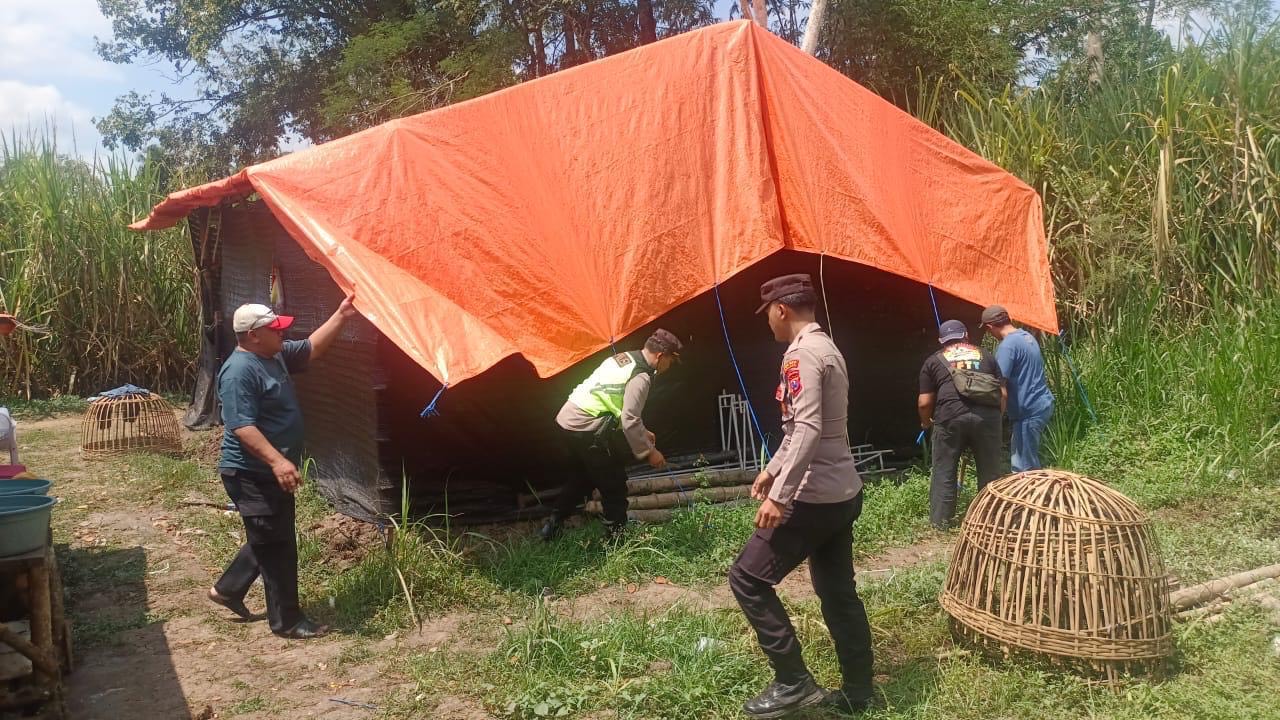 Polisi Bongkar Dua Lokasi Arena Judi Sabung Ayam di Malang 8 Aparat kepolisian sedang melaksanakan pembongkaran arena judi sabung ayam (17/8/2025) (Istimewa)