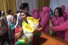 Polres Jember Jual Bahan Pokok di Bawah Harga Pasar Tanpa Batasan Maksimal Pembelian 12 Suasana bazar pangan murah yang digelar Polres Jember di Kecamatan Ajung. (Istimewa)