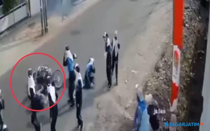 Terekam Camera CCTV, Pemotor Tabrak Peserta Gerak Jalan di Balongpanggang Gresik