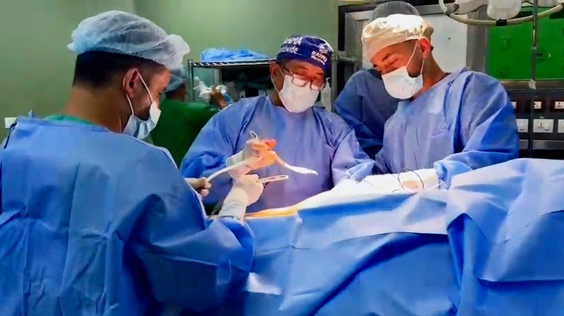 Dokter Kuntadi Sedang Melakukan Pembedahan Tulang pada Warga Palestina di Rumah Sakit An Nasr (Dok Humas UB)