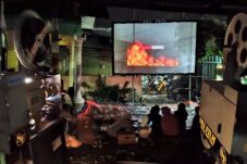 Hadirkan Nostalgia, Warga Meri Mojokerto Putar Layar Tancap di Malam Kemerdekaan