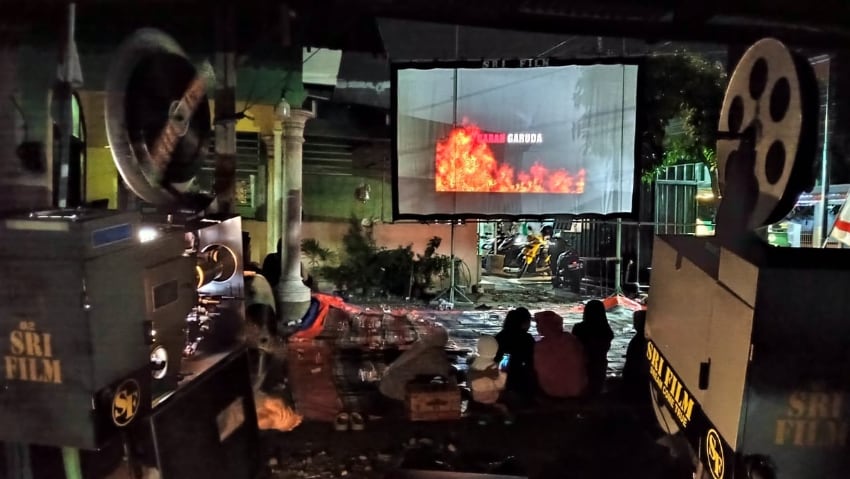 Hadirkan Nostalgia, Warga Meri Mojokerto Putar Layar Tancap di Malam Kemerdekaan