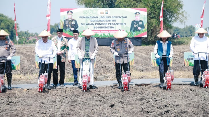 Wujudkan Swasembada Pangan, Polri Gandeng Ponpes Tanam Jagung Serentak di Lahan Ponpes Tebuireng Jombang