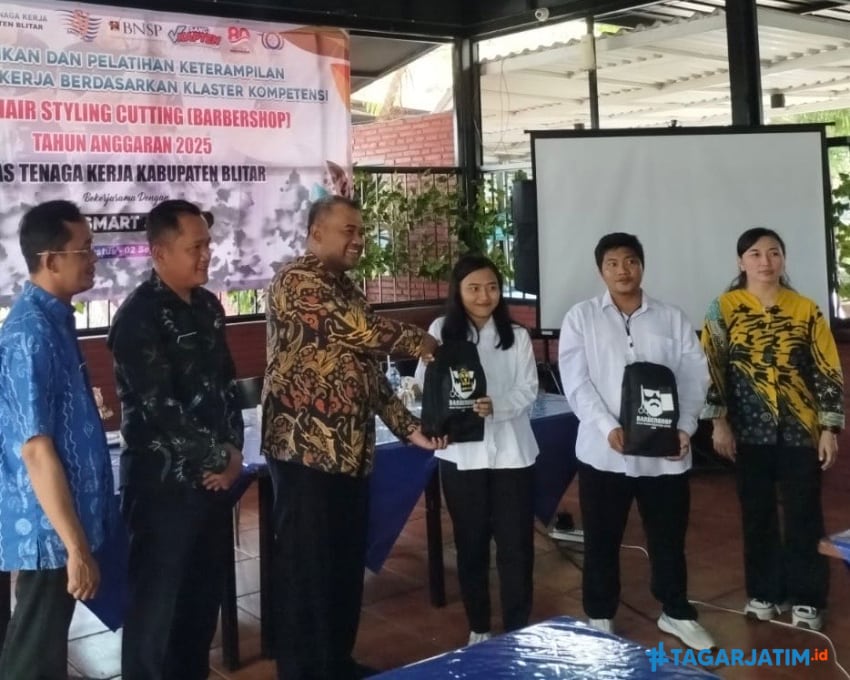 Peserta pelatihan babershop tahap 2 yang juga diikuti kaum hawa digelar di lokasi wisata di wilayah Garum (Novianto, tagarjatim.id)