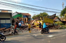 Rumah dan Showroom Meubel Hancur Diseruduk Truk, Dua Orang Terluka