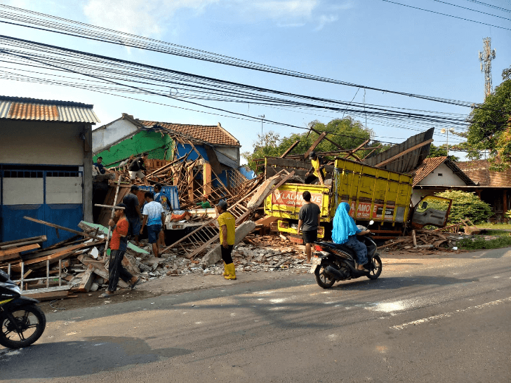 Rumah dan Showroom Meubel Hancur Diseruduk Truk, Dua Orang Terluka