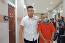 Tersangka Ali Imron saat digelandang polisi ke tahanan Polres Gresik (Muhammad/ Tagarjatim.id)