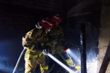 Ditinggal Pemiliknya Rayakan Agustusan, Rumah di Banjarsari Gresik Hangus Terbakar 19 8c77ce1e d809 40f1 b7a6 85d7343f523c