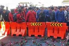 Mahasiswa di Surabaya Balas Tembakan Gas Air Mata dengan Lemparan Bunga