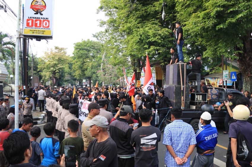 Polwan Polres Malang Hadapi Demo Mahasiswa dengan Pendekatan Humanis