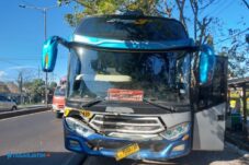 Diseruduk di Turunan Flyover, Head Truk Terlepas dan Terjun ke Parit