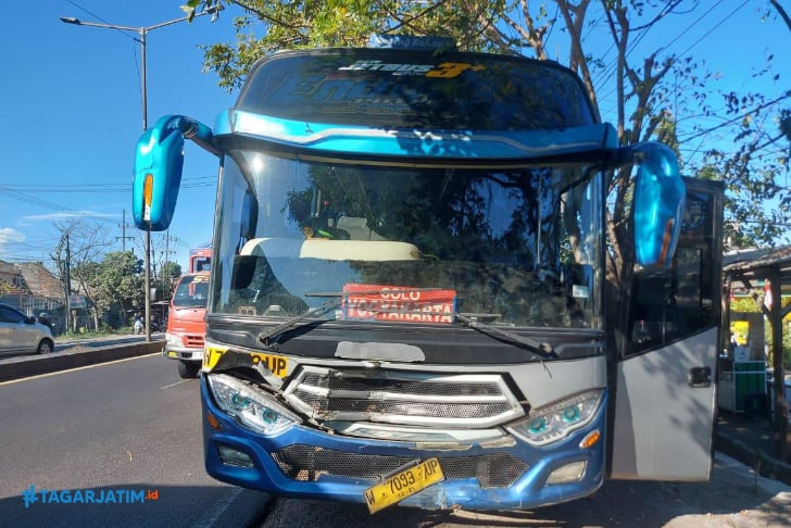Diseruduk di Turunan Flyover, Head Truk Terlepas dan Terjun ke Parit