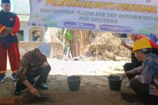 Muhadjir Effendy saat meletakkan batu pertama pembanguan SMP dan Masjid Muhammadiyah di Sukodono, Minggu (3/8/2025). (Foto : Eleanor)