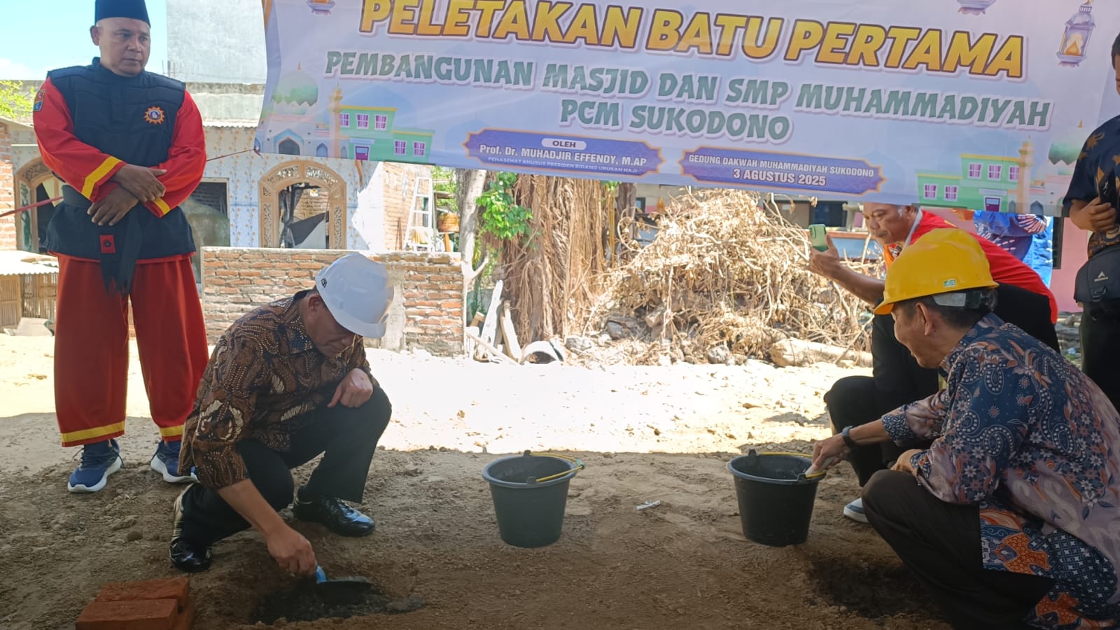 Muhadjir Effendy saat meletakkan batu pertama pembanguan SMP dan Masjid Muhammadiyah di Sukodono, Minggu (3/8/2025). (Foto : Eleanor)
