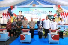 Polri Serahkan Bantuan Alat Pertanian dan Bibit ke Petani Malang