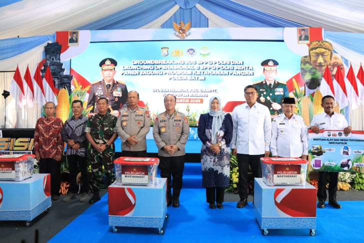 Polri Serahkan Bantuan Alat Pertanian dan Bibit ke Petani Malang