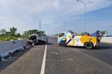 Pihak jasa marga tengah berupaya mengevakuasi mobil kijang yang terbalik di toko Porong-Sidoarjo, Minggu (10/8/2025).
