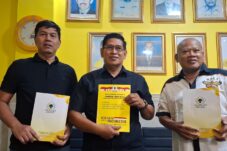 Ketua SC Samsul Jadi bersama H. Mursidi saat berada di kantor DPD Golkar Sidoarjo.