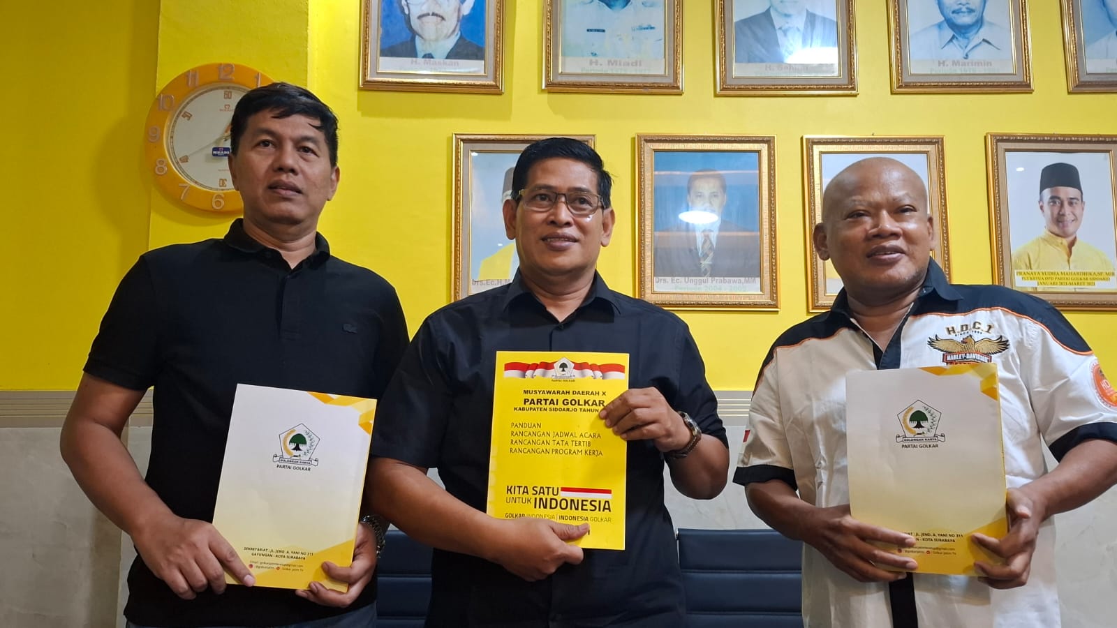 Ketua SC Samsul Jadi bersama H. Mursidi saat berada di kantor DPD Golkar Sidoarjo.