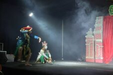 Perhelatan pagelaran Topeng Menak bertajuk “Burak Buwana Menak” kembali naik panggung berkat inisiasi Lesbumi PCNU Kota Malang. Diharapkan mampu menjadi tonggak kebangkitan usai 50 tahun kehilangan panggung. (Foto Istimewa)