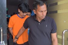 Pelaku Brimob gadungan saat digelandang petugas Polres Batu.