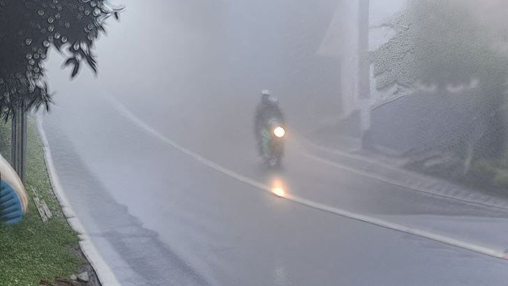 Hujan dan Kabut Tebal Selimuti Jalur Tulungrejo–Sumberbrantas, Pengendara Diminta Ekstra Waspada