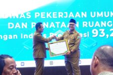 DPUPR Kota Batu Sabet Juara Satu Pengadaan Barang & Jasa, Bukti Kerja Nyata Wujudkan Mbatu SAE 8 Kepala Dinas PUPR Kota Batu, Alfi Nurhidayat mendapat penghargaan atas pencapaian pengadaan barang dan jasa di antara seluruh OPD Pemkot Batu dalam Program Inovasi Bangga e-Lokal SAE di Graha Pancasila, Balai Kota Among Tani, Kota Batu.