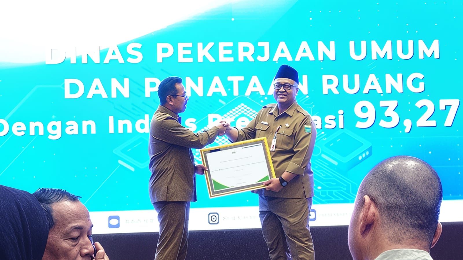 Kepala Dinas PUPR Kota Batu, Alfi Nurhidayat mendapat penghargaan atas pencapaian pengadaan barang dan jasa di antara seluruh OPD Pemkot Batu dalam Program Inovasi Bangga e-Lokal SAE di Graha Pancasila, Balai Kota Among Tani, Kota Batu.